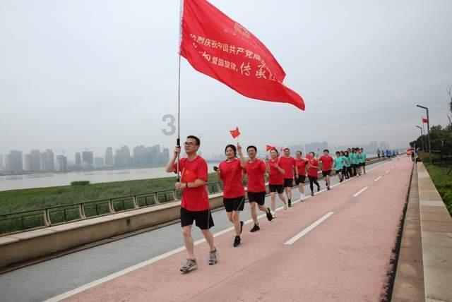 沪指收复2900点！“中字头”领衔涨势，万亿中国石油涨停封板！中证100ETF基金（562000）劲涨2%